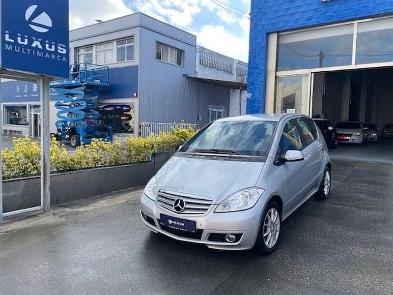 Usado Mercedes A180 Avantgarde 109 CV (80 kW) 2011 Gris / plata Monovolumen