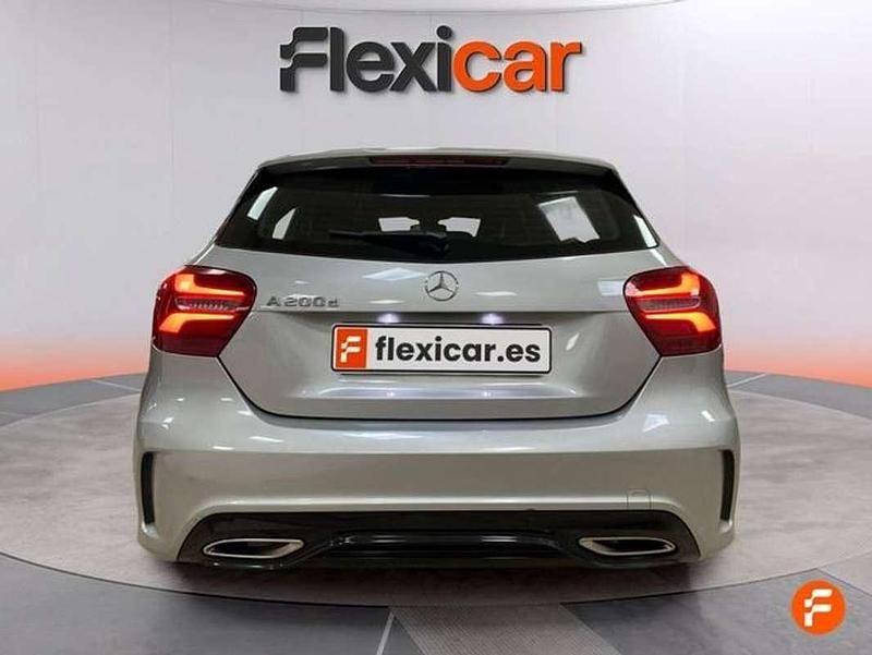 Usado Mercedes A200 139 CV (102 kW) 2018 Gris Utilitario