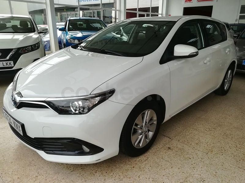 Usado Toyota Auris Hybrid Business Edition 136 CV (100 kW) 2018 Blanco Berlina