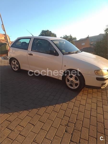 Usado Seat Ibiza 75 CV (55 kW) 2002 Blanco Berlina