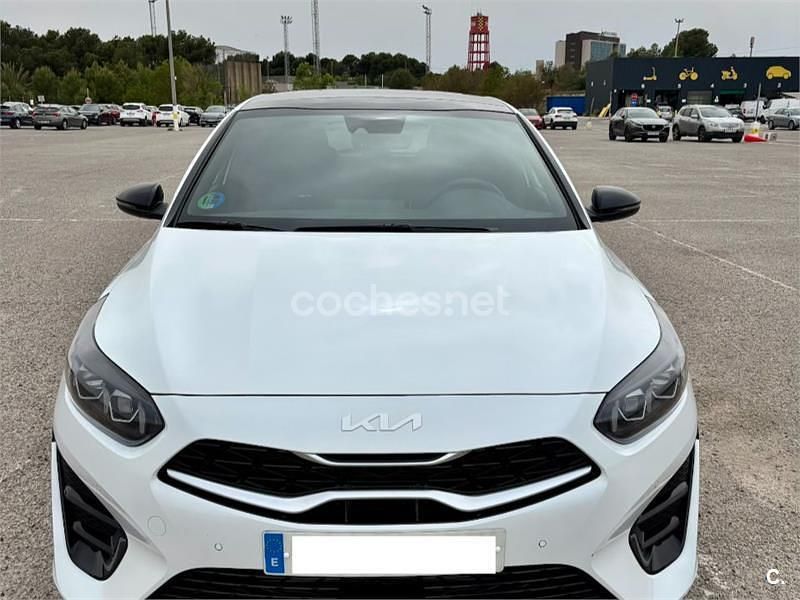Usado Kia Ceed GT GT-Line 160 HP (117 kW) 2024 Branco Sedan