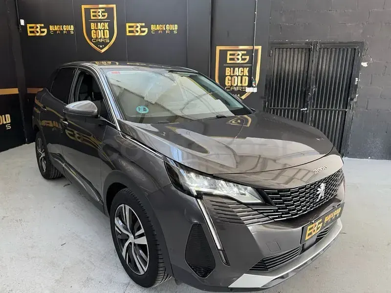 Usado Peugeot 3008 Allure 130 CV (95 kW) 2021 Gris / plata SUV
