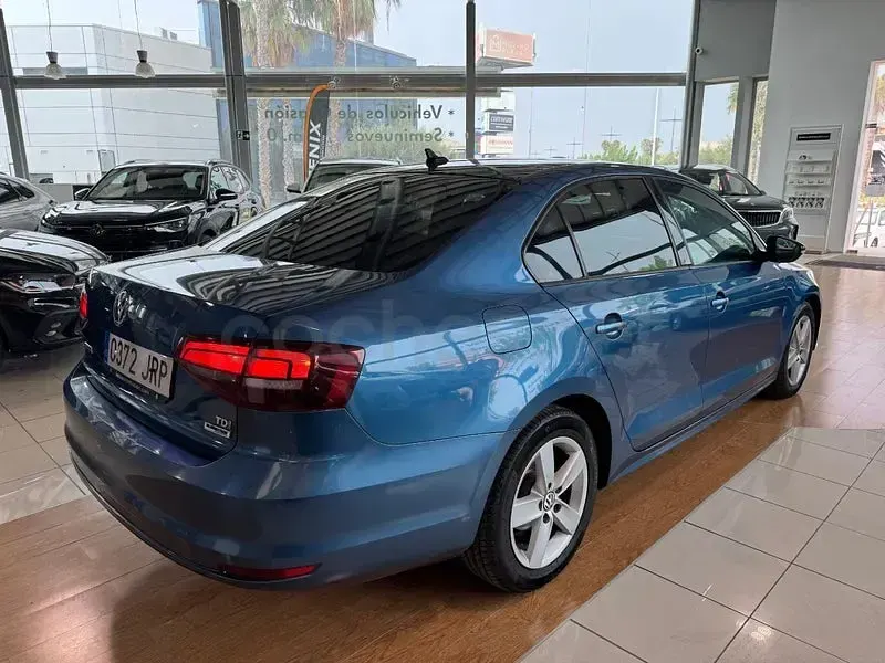 Usado VW Jetta Advance 110 CV (80 kW) 2016 Azul Berlina