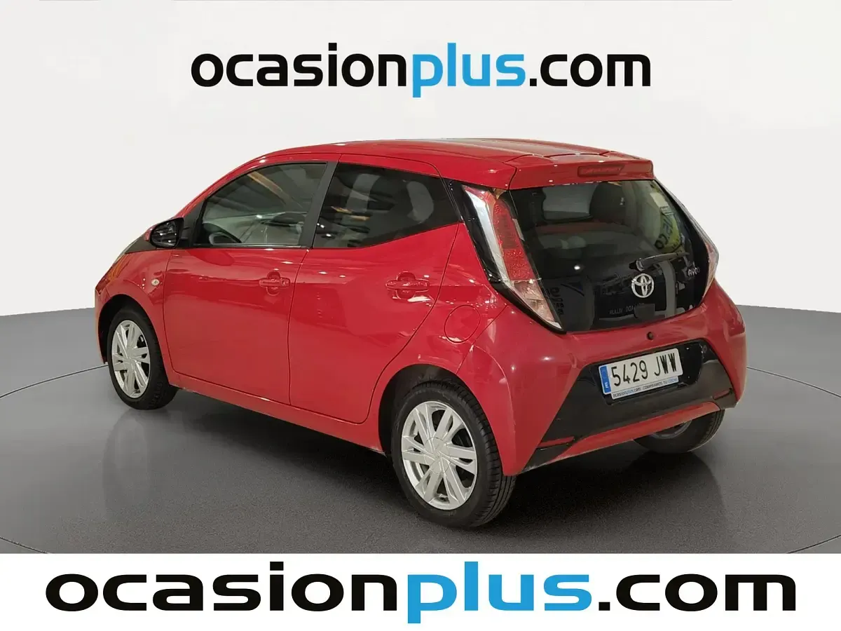 Usado Toyota Aygo Business Edition 69 CV (50 kW) 2017 Rojo Utilitario