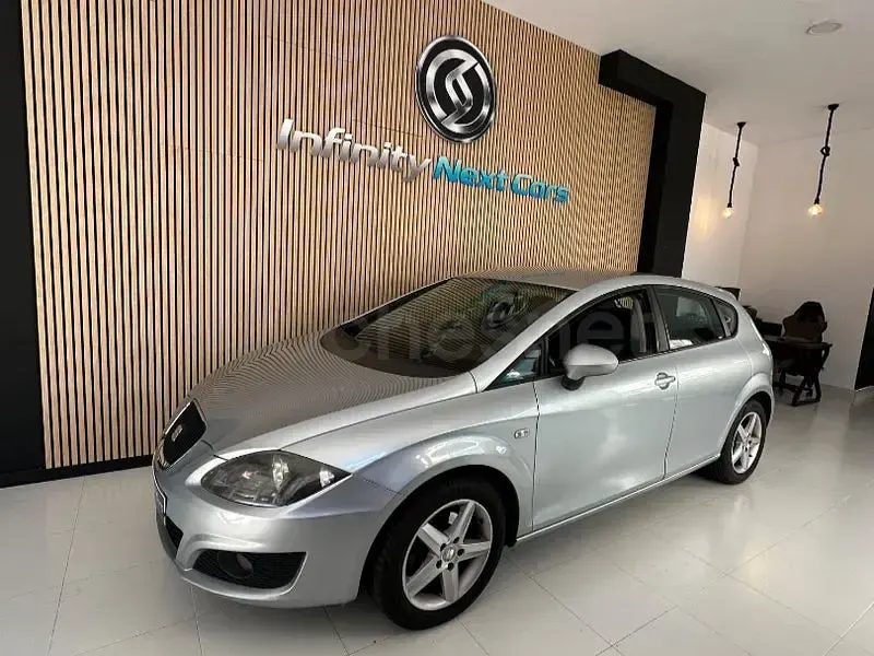 Usado Seat Leon Style 105 CV (77 kW) 2010 Gris / plata Utilitario