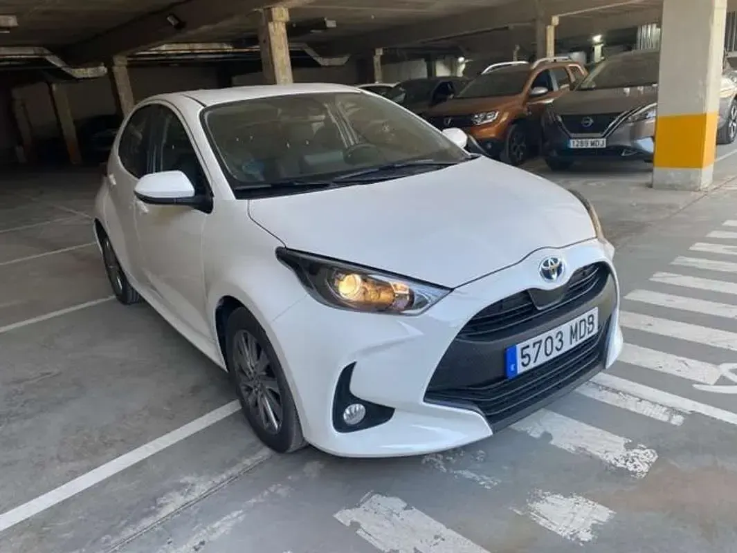 Usado Toyota Yaris Hybrid Active 116 CV (85 kW) 2022 Blanco Utilitario