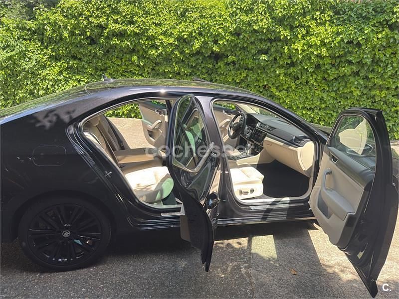 Usado Skoda Superb Style 218 CV (160 kW) 2021 Negro Berlina