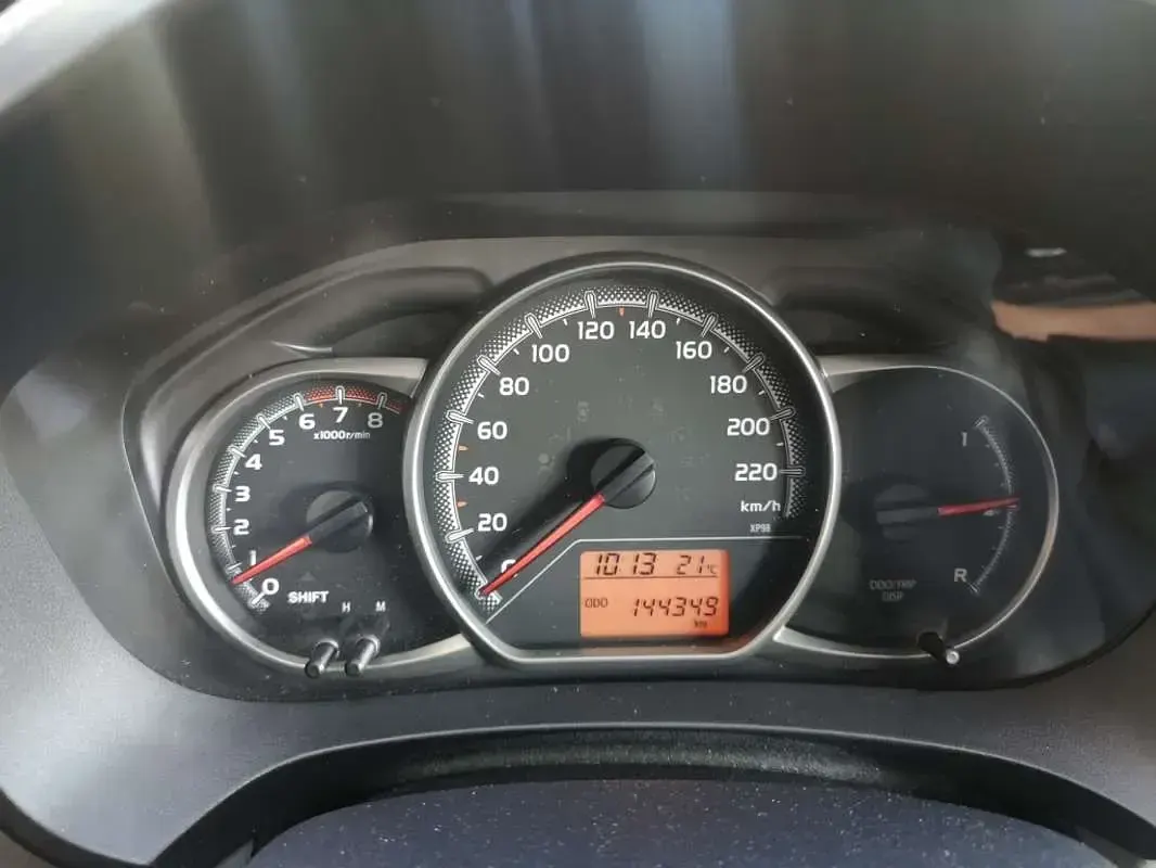 Usado Toyota Yaris Advance 99 CV (72 kW) 2017 Gris Utilitario