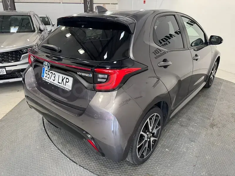 Usado Toyota Yaris Hybrid Style 116 CV (85 kW) 2020 Gris / plata Berlina