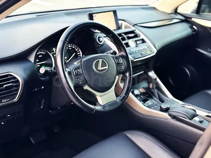 Usado Lexus NX300h Executive Line 197 CV (144 kW) 2015 Gris / plata SUV