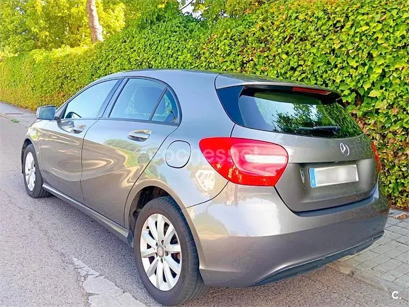 Usado Mercedes A180 Style 109 CV (80 kW) 2013 Gris / plata Utilitario