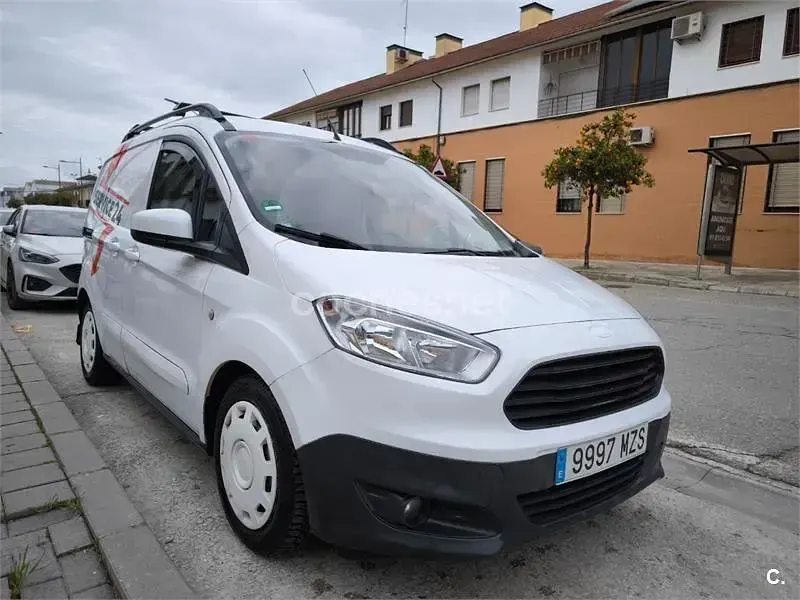 Usado Ford Tourneo Courier Trend 95 CV (69 kW) 2017 Blanco Monovolumen