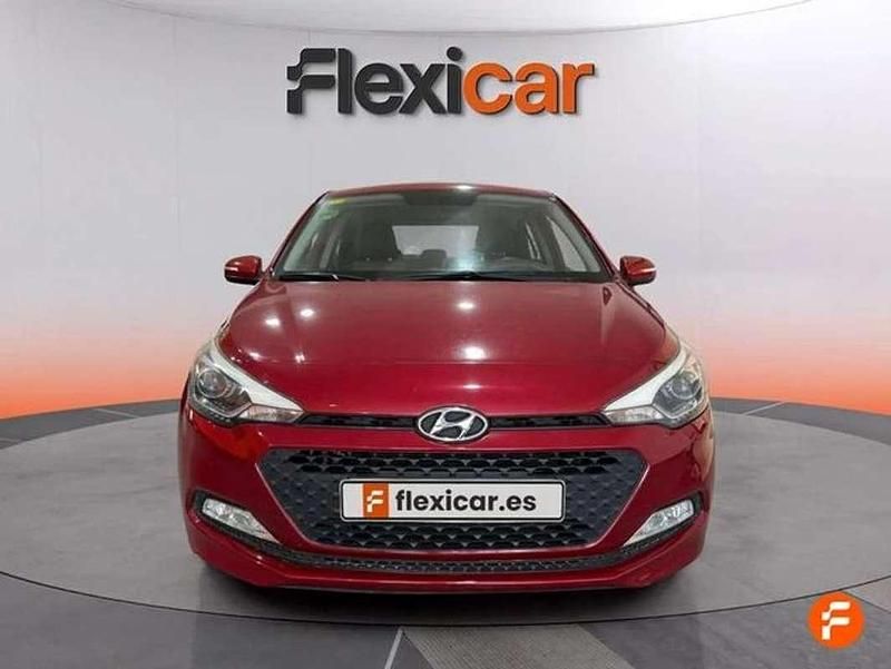 Usado Hyundai i20 84 CV (61 kW) 2017 Rojo Utilitario