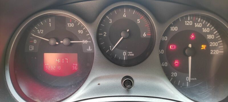 Usado Seat Leon Ecomotive 105 CV (77 kW) 2008 Rojo