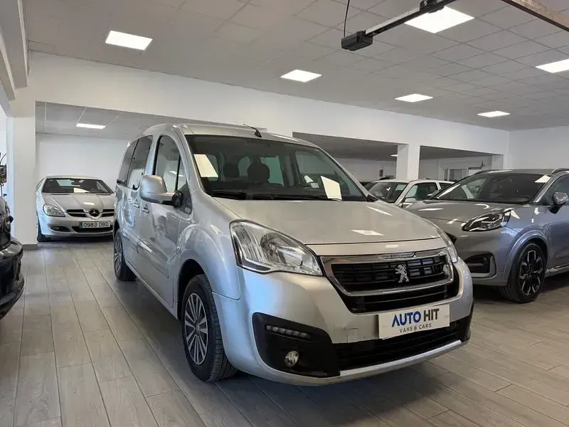 Usado Peugeot Partner Tepee Style 120 CV (88 kW) 2016 Gris / plata Monovolumen