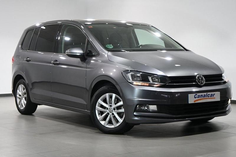 Usado VW Touran Advance 115 CV (84 kW) 2017 Gris Monovolumen