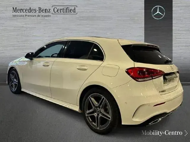 Usado Mercedes A180 AMG line 116 CV (85 kW) 2021 Blanco polar Berlina
