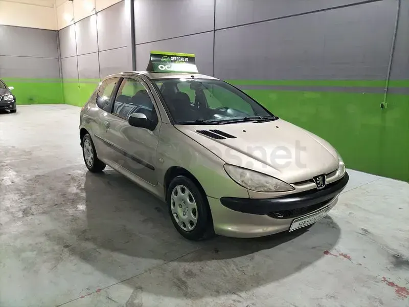 Usado Peugeot 206 70 CV (51 kW) 2005 Beige Berlina