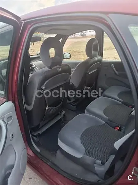 Usado Citroën Xsara Picasso Exclusive 110 CV (80 kW) 2008 Granate Monovolumen
