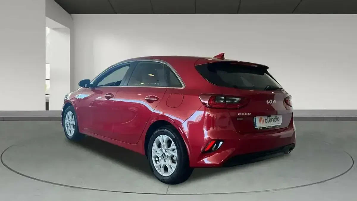 Usado Kia Ceed 136 CV (100 kW) 2023 Rojo Utilitario