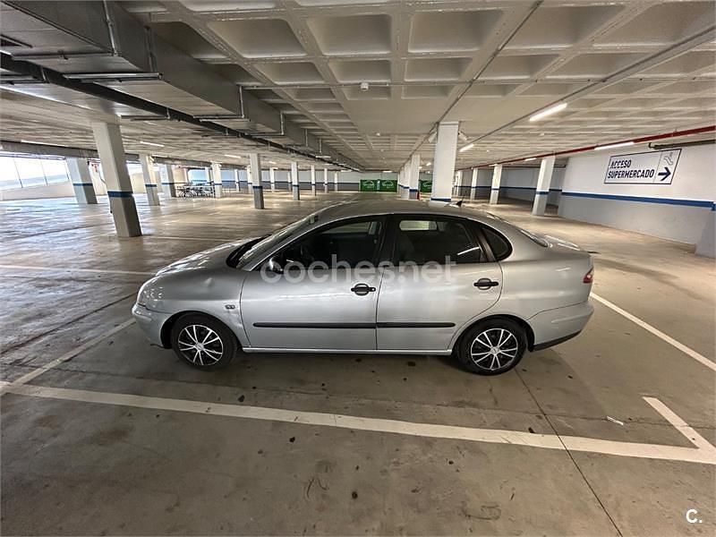 Usado Seat Cordoba Stylance 75 CV (55 kW) 2005 Azul Berlina