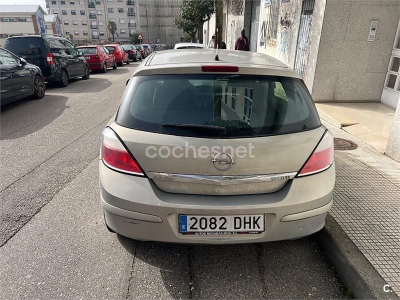 Usado Opel Astra Enjoy 100 CV (73 kW) 2005 Gris / plata Berlina