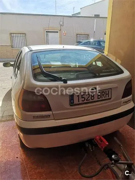 Usado Renault Mégane Authentique 80 CV (58 kW) 2001 Blanco Berlina