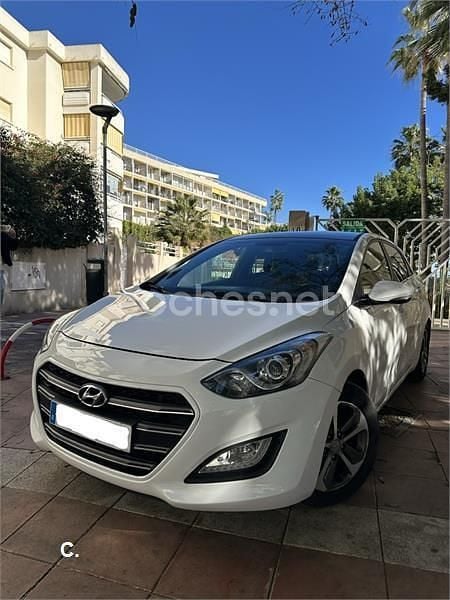 Usado Hyundai i30 110 CV (80 kW) 2016 Blanco Berlina