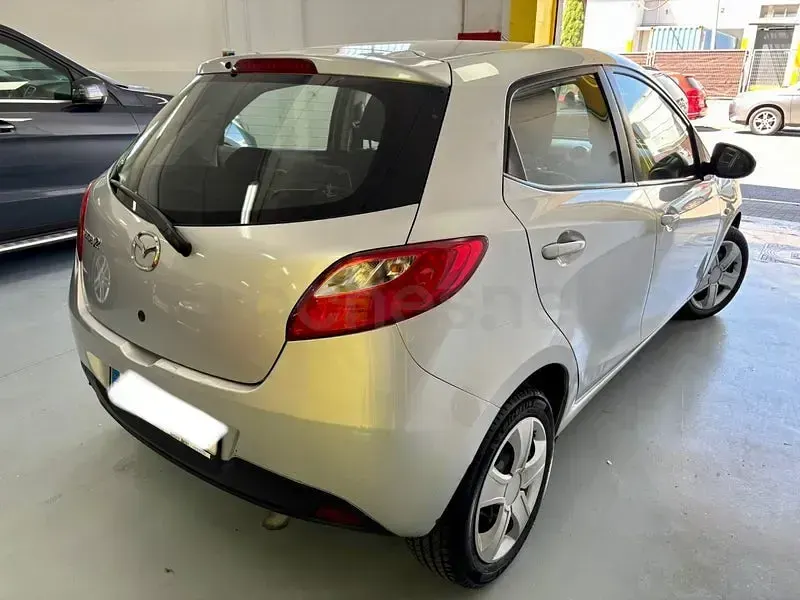 Usado Mazda 2 Style 90 CV (66 kW) 2010 Gris / plata Utilitario