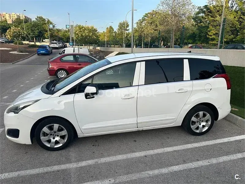 Usado Peugeot 5008 Active 120 CV (88 kW) 2016 Blanco Monovolumen