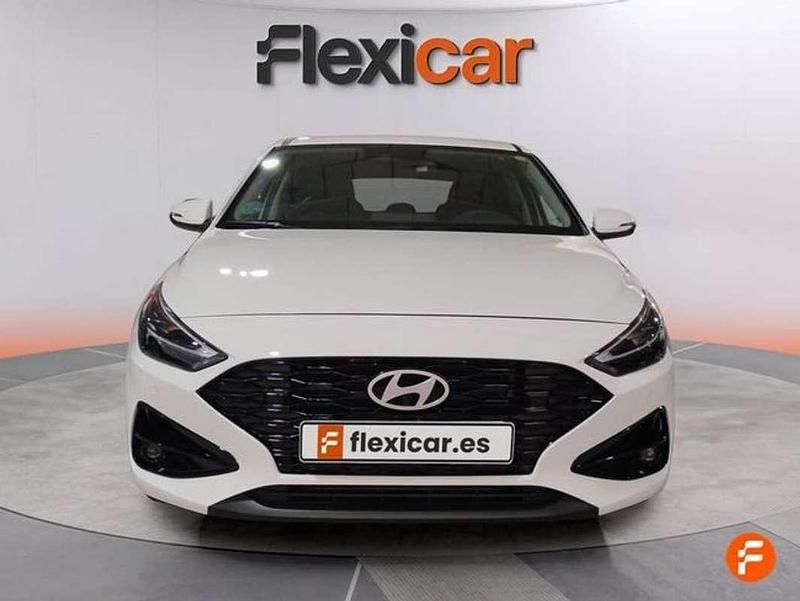 Usado Hyundai i30 121 CV (88 kW) 2024 Blanco Berlina