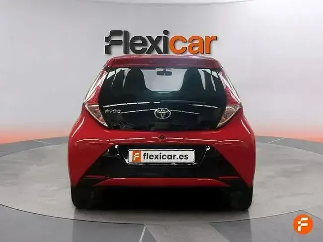 Usado Toyota Aygo X-play 69 CV (50 kW) 2017 Rojo Utilitario