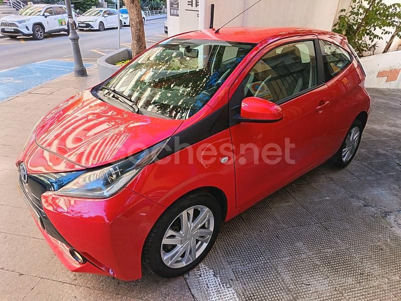Usado Toyota Aygo X-play 69 CV (50 kW) 2015 Granate Utilitario