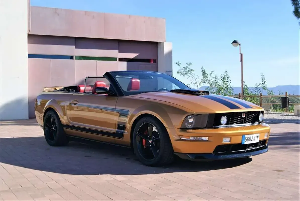 Usado Ford Mustang 571 CV (419 kW) 2007 Amarillo Descapotable