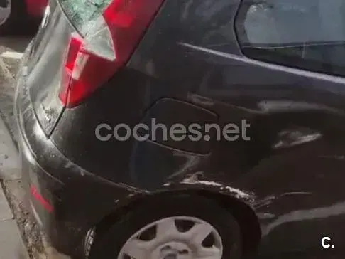 Usado Fiat Punto Active 70 CV (51 kW) 2005 Negro Utilitario