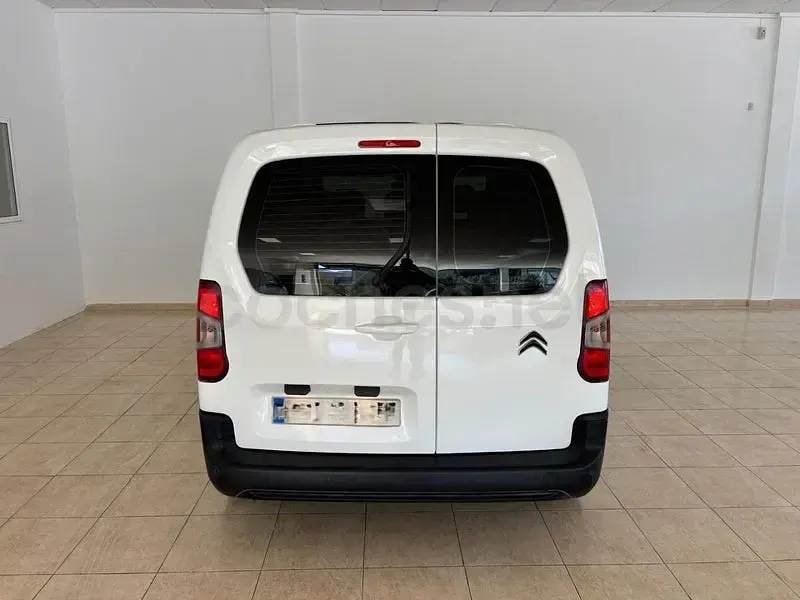 Usado Citroën Berlingo Feel 110 CV (80 kW) 2020 Blanco Monovolumen