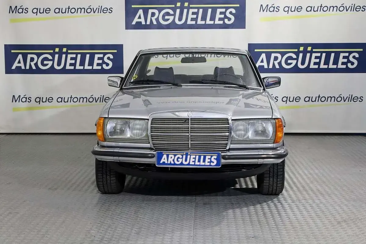 Usado Mercedes C280 156 CV (114 kW) 1979 Gris Coupe