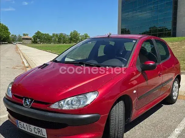 Usado Peugeot 206 70 CV (51 kW) 2004 Rojo Berlina