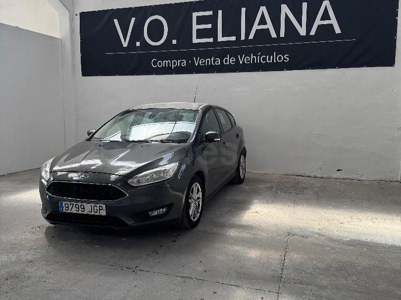 Begagnad Ford Focus Trend 120 HK (88 kW) 2015 Blå Sedan
