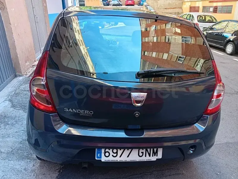 Usado Dacia Sandero Ambiance 75 CV (55 kW) 2009 Violeta / lila Berlina