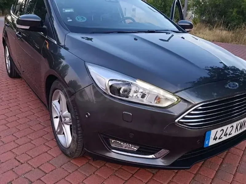 Usado Ford Focus Titanium 125 CV (91 kW) 2017 Gris / plata Berlina