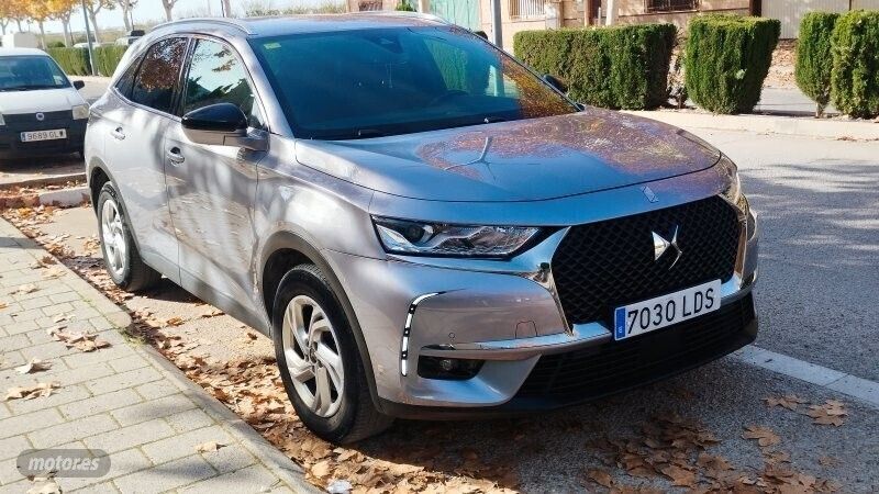 Gris Usado 2020 DS Automobiles DS7 Crossback Be Chic SUV | 17.800 € (Precio justo) - Imagen 1/4