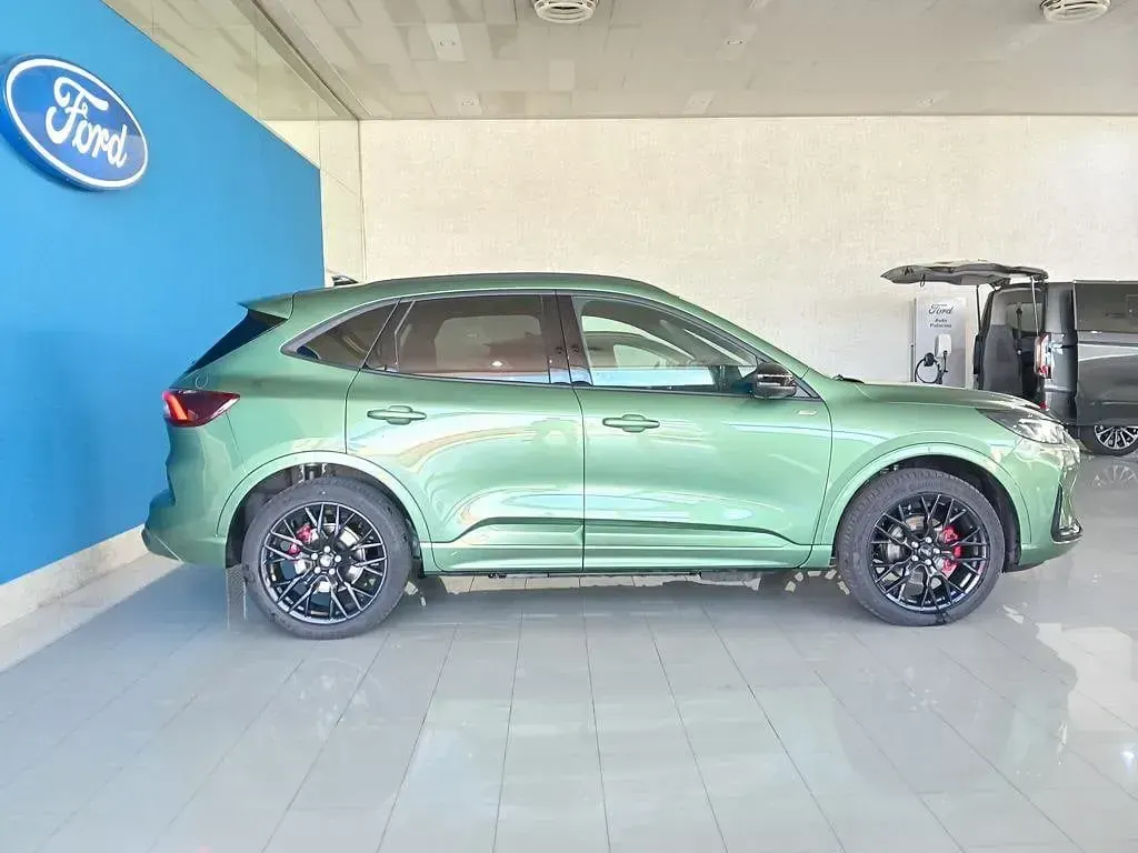 Usado Ford Kuga ST-Line X 243 CV (178 kW) 2026 Verde bursting (metalizado) SUV