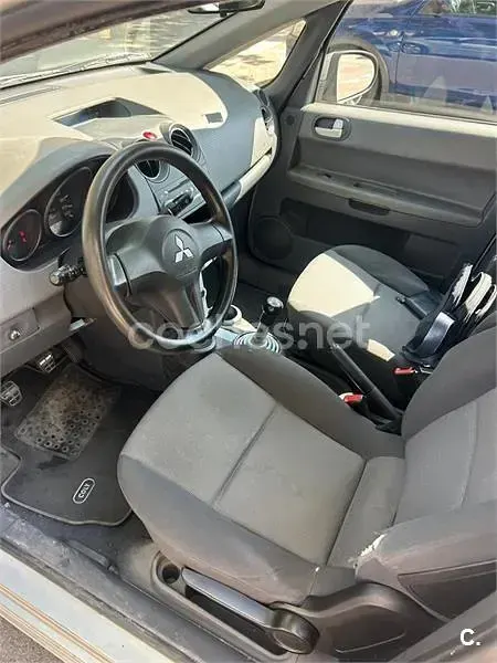 Usado Mitsubishi Colt Inform 95 CV (69 kW) 2006 Gris / plata Monovolumen