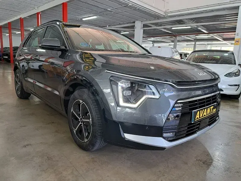Usado Kia Niro 141 CV (103 kW) 2024 Gris / plata SUV