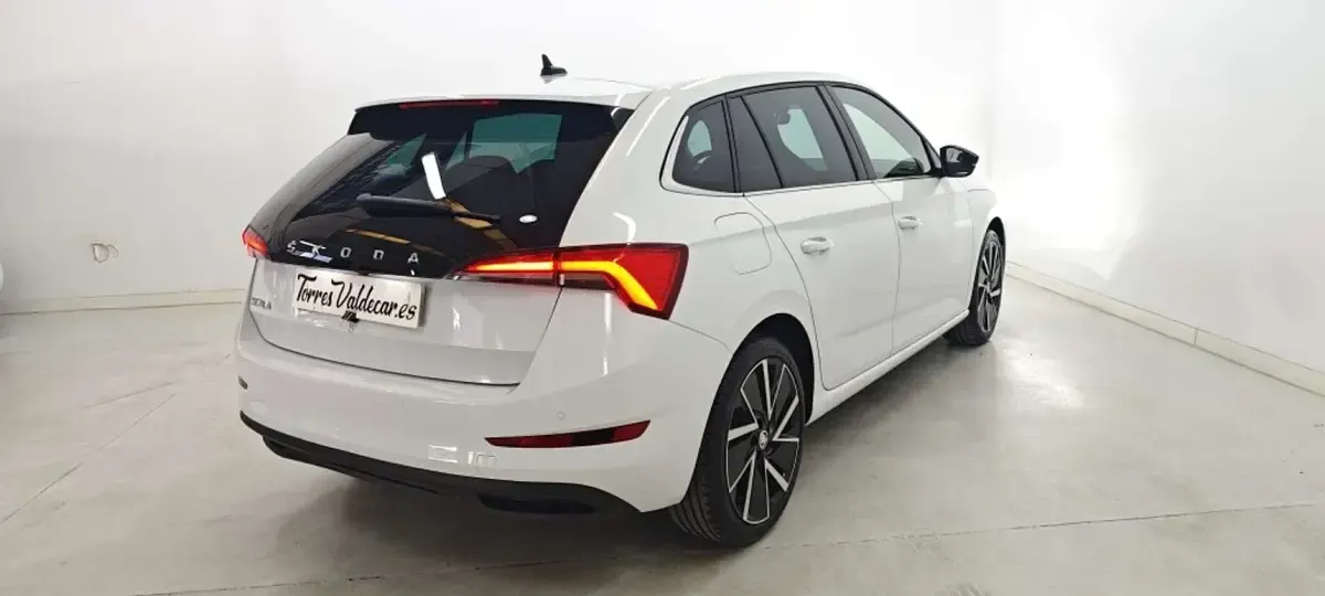 Usado Skoda Scala Sport 110 CV (80 kW) 2021 Blanco Utilitario
