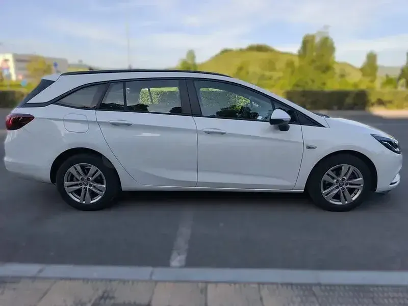 Usado Opel Astra Selective 110 CV (80 kW) 2018 Blanco Familiar