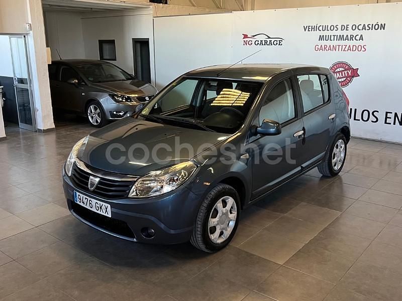Gris / plata Usado 2009 Dacia Sandero Lauréate Berlina | 3990 € (Precio justo) - Imagen 1/4