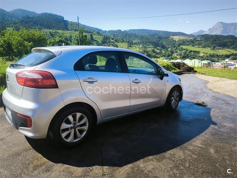 Usado Kia Rio 84 CV (61 kW) 2017 Blanco Berlina
