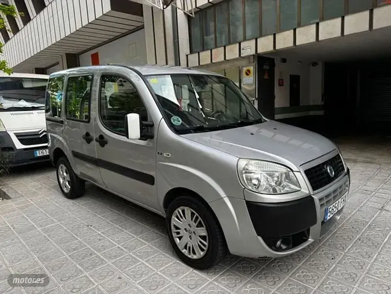 Usado Fiat Doblò Dynamic 105 CV (77 kW) 2006 Gris Monovolumen